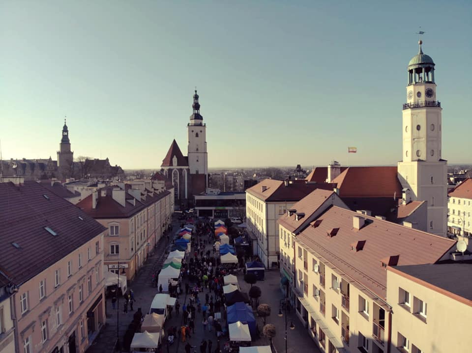 rynek oleśnicki widziany z drona i rozłożone stoiska na jarmark rynek oleśnicki widziany z drona i rozłożone stoiska na jarmark